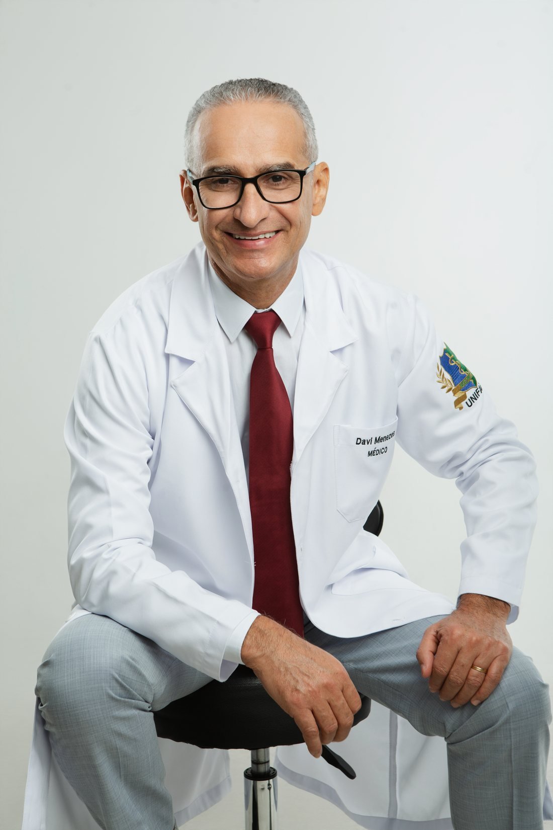 Dr. Davi Menezes em jaleco médico