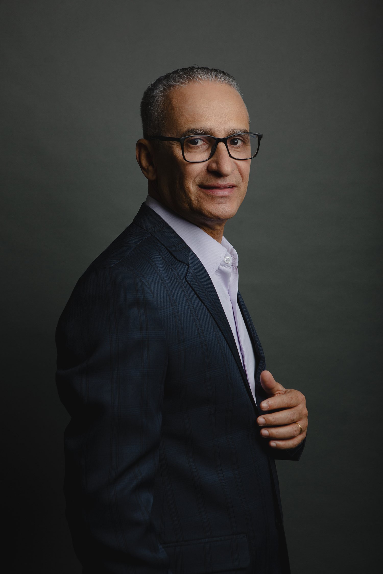 Dr. Davi Menezes, médico especialista em cirurgia facial